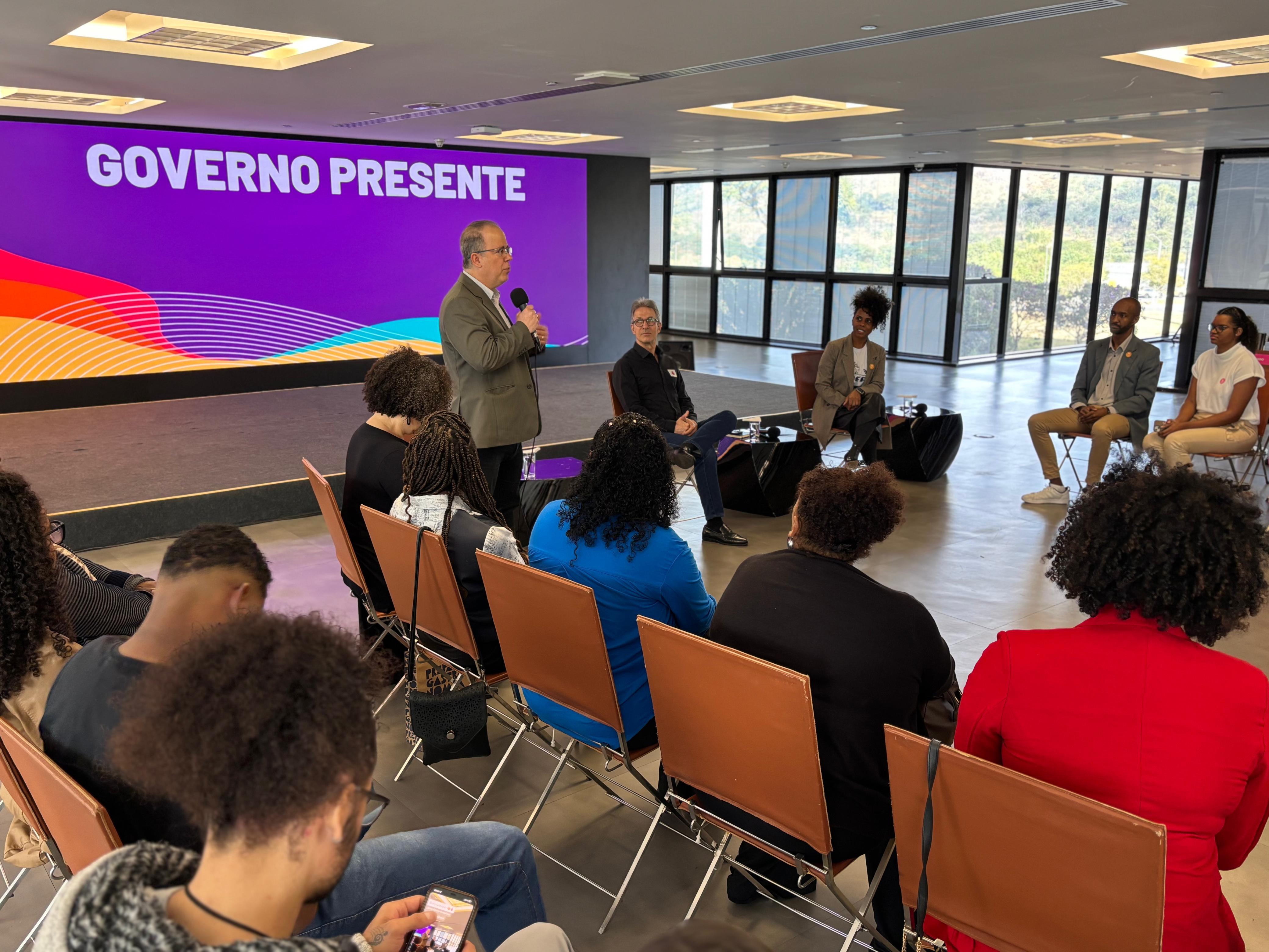 Governador se reúne com expositores da Expofavela 2025 e reforça apoio a empreendedorismo nas comunidades  