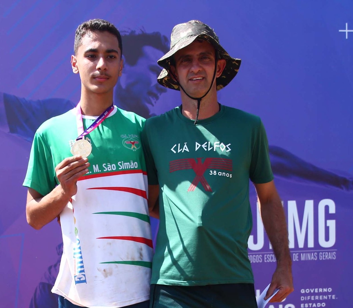 Gabriel_e_o_técnico_Júnior_no_Jemg_2023_-_Foto-Tiago_Estanislau_-_Copia.jpg
