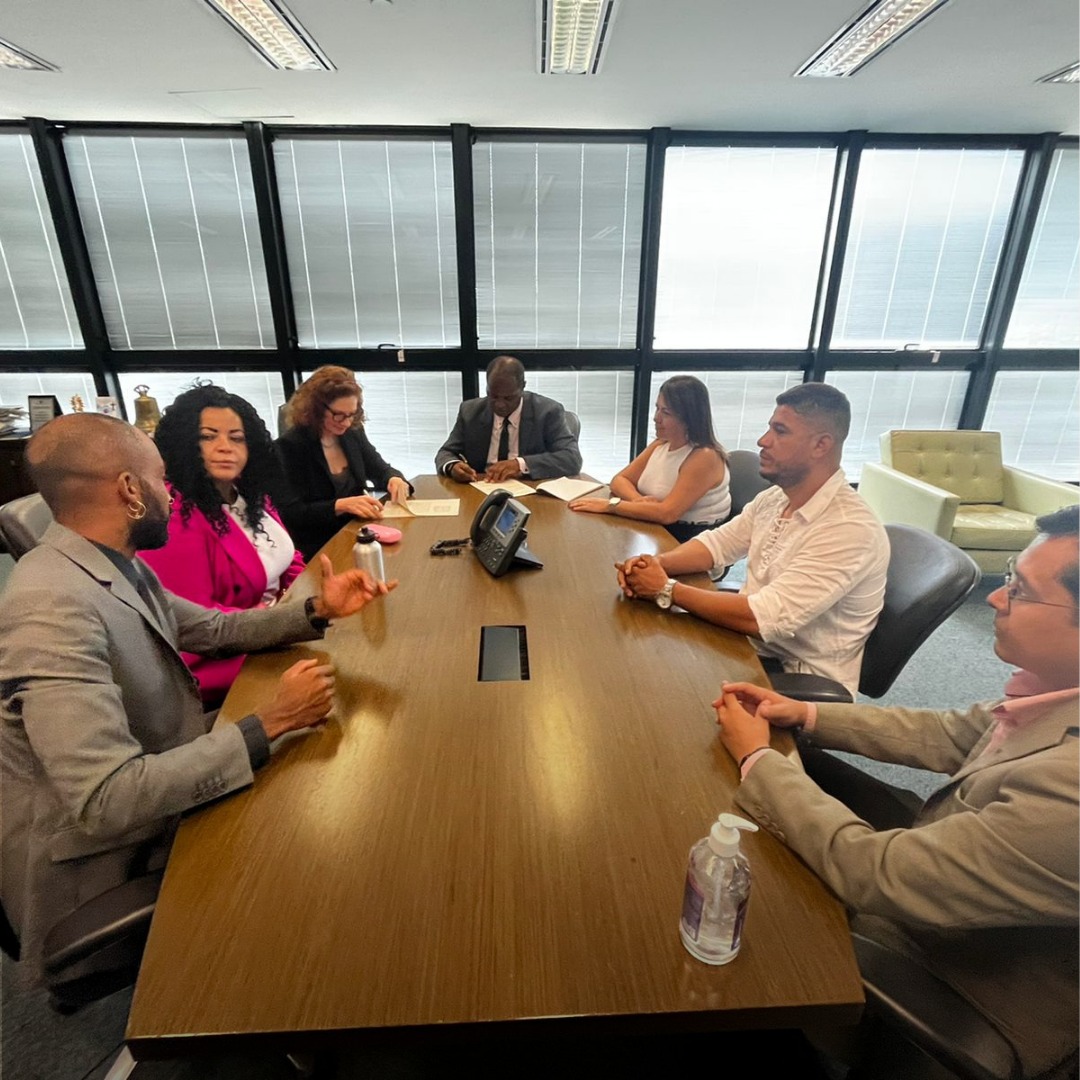 um grupo de pessoas sentados à mesa