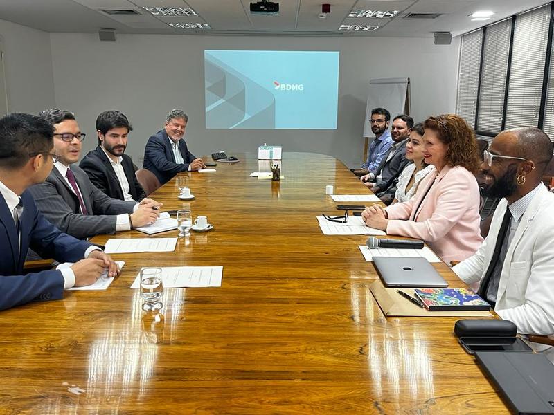 um grupo de pessoas sentados em uma mesa ampla