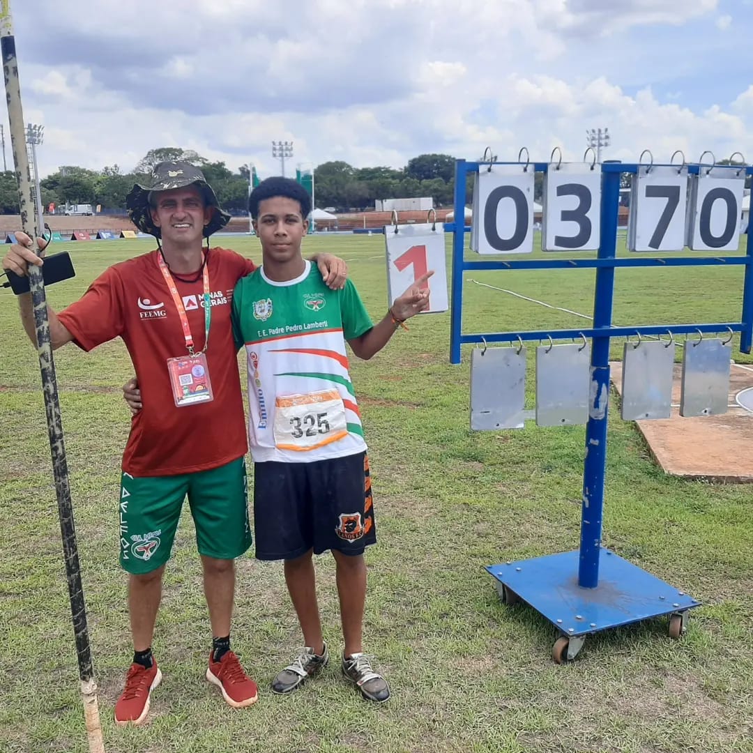 Professor Júnior Antônio Lopes e o estudante atleta Carlos Eduardo. Foto Arquivo pessoal prof Júnior 1