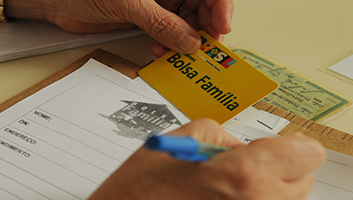 Moradores de municípios castigados pelas chuvas já podem sacar o benefício do Bolsa Família
