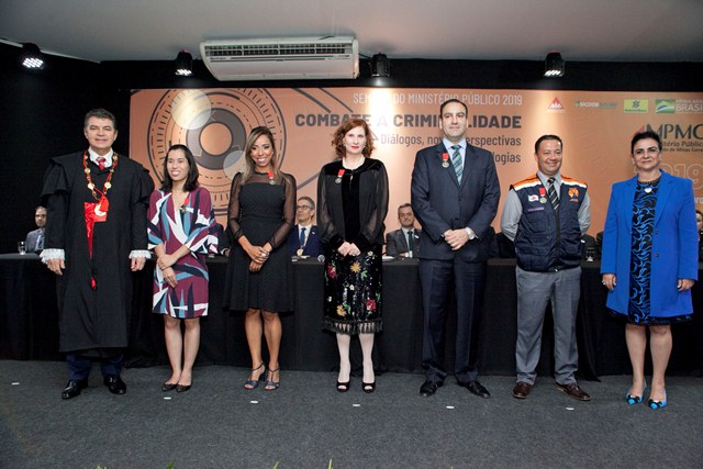 Elizabeth Jucá recebe a Medalha do Ministério Público 